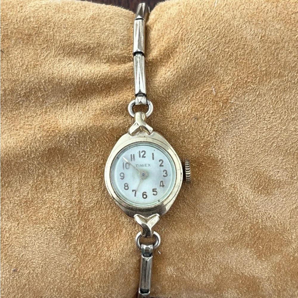 Vintage Timex Gold Toned Ladies Watch With Stretch Band NOT WORKING